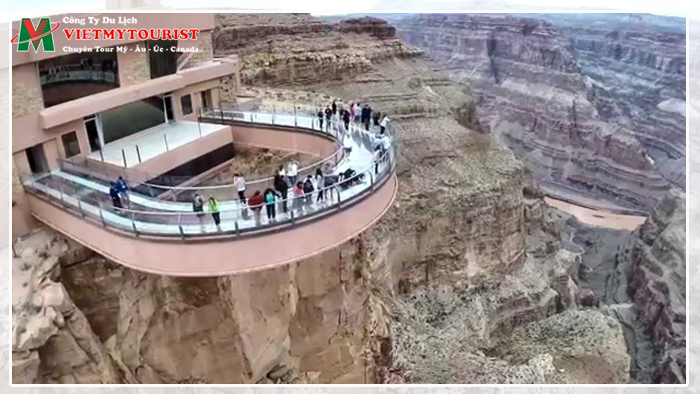 ĐỘC ĐÁO CẦU KÍNH LƠ LỬNG SKYWALK