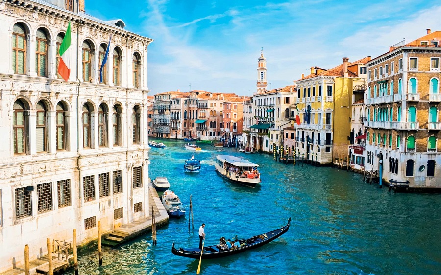 Khám phá thành phố kênh đào nổi tiếng bậc nhất Italia
